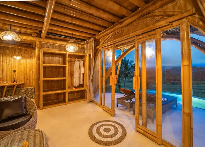 Avina - Neve's Bamboo Villa Selat