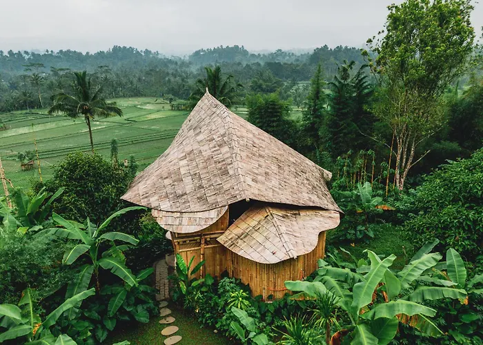 Avina - Neve's Bamboo Villa Selat