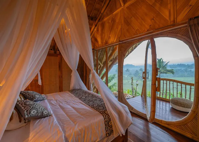 Avina - Neve's Bamboo Villa Selat