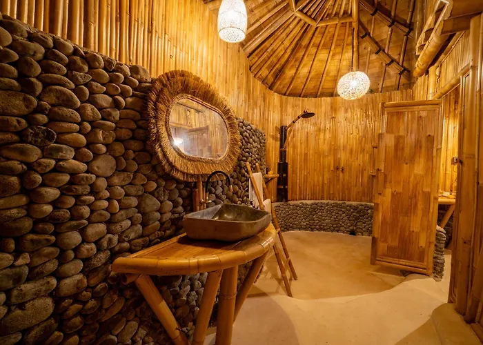 Avina - Neve's Bamboo Villa Selat